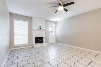 2311 Burleson Rd in Austin, TX - Foto de edificio - Building Photo