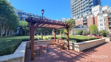 300 W 5th St in Charlotte, NC - Foto de edificio - Building Photo