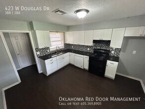 423 W Douglas Dr in Midwest City, OK - Foto de edificio - Building Photo