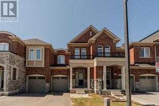64 Dundonald Trail in Newmarket, ON - Building Photo
