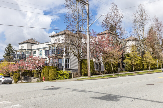 106 Kings Rd W in North Vancouver, BC - Building Photo - Building Photo