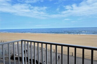 303 Atlantic Ave, Unit 402 in Virginia Beach, VA - Building Photo - Building Photo