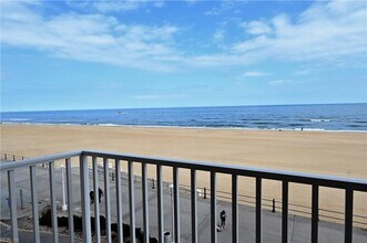 303 Atlantic Ave, Unit 402 in Virginia Beach, VA - Foto de edificio - Building Photo