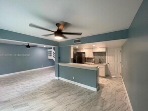 330 Sunshine Dr in Coconut Creek, FL - Foto de edificio - Building Photo