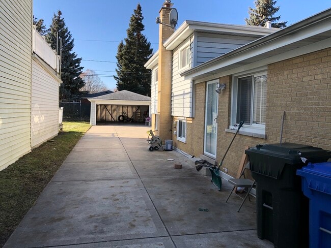 1674 Maple St in Des Plaines, IL - Building Photo - Building Photo