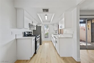 1390 E Vegas Valley Dr in Las Vegas, NV - Building Photo - Building Photo