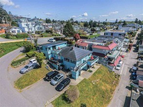 15474 Victoria Ave in White Rock, BC - Building Photo - Building Photo