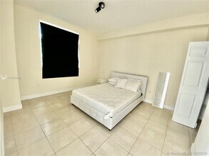 275 NE 18th St, Unit 310 in Miami, FL - Building Photo - Building Photo