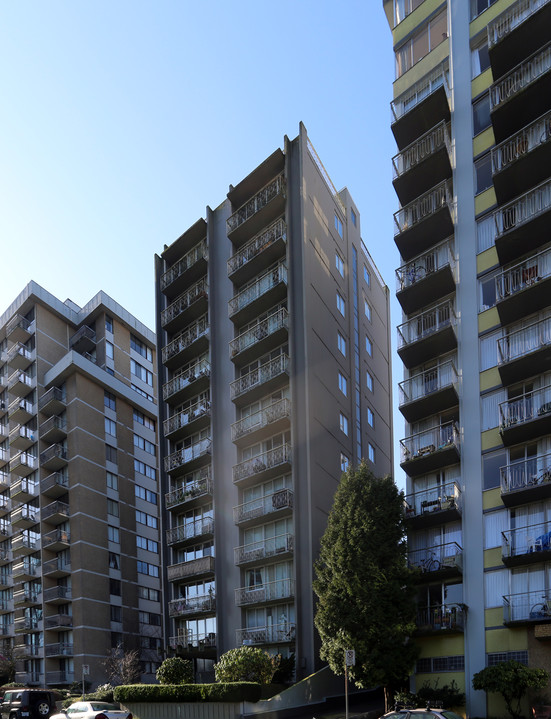 Lions Court in Vancouver, BC - Building Photo