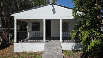2911 NW 30th St in Miami, FL - Building Photo