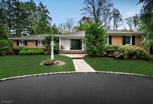 102 Mohawk Rd in Millburn, NJ - Building Photo