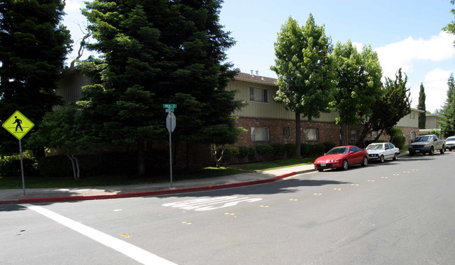 Palm Court in Redwood City, CA - Foto de edificio - Building Photo