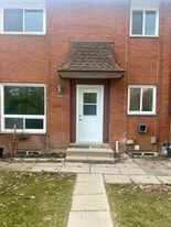 2 BED - 1 BATH - BURLINGTON - FREEHOLD TOWNHOUSE in Burlington, ON - Building Photo