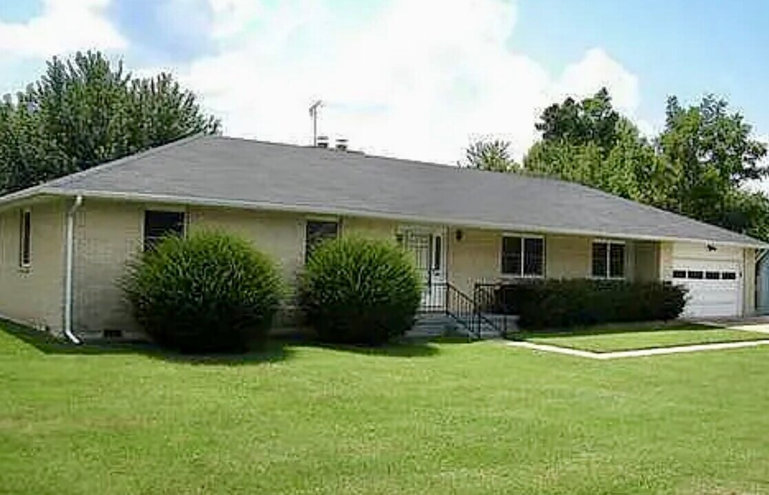 504 W Maple St in Marshfield, MO - Building Photo