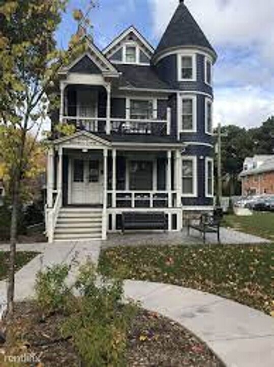1335 Hill St in Ann Arbor, MI - Building Photo