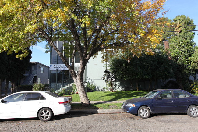 6823 Variel Ave in Canoga Park, CA - Foto de edificio - Building Photo