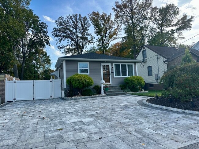 98 Hawthorne Ave