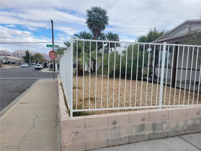 property at 1828 Hassett Ave