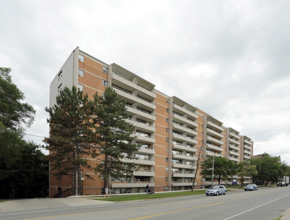 Westmount Towers in Hamilton, ON - Building Photo