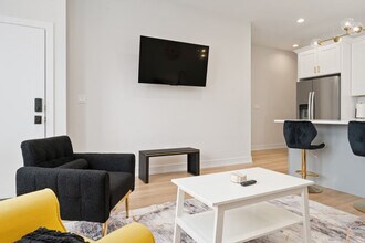 3715 S Giles Ave in Chicago, IL - Building Photo - Building Photo