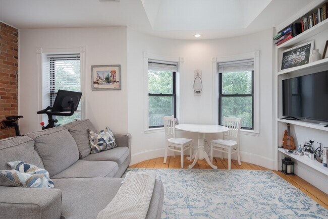 property at 221 W Newton St