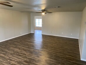 211 N Avenue T in Clifton, TX - Building Photo - Building Photo