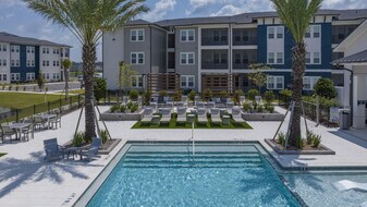 THE VANTAGE APARTMENTS in Jacksonville, FL - Building Photo