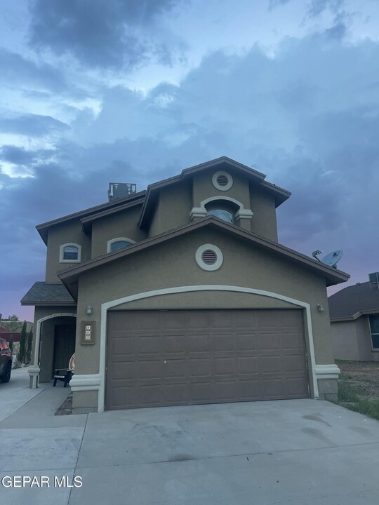 809 Desert Moon Dr in Horizon City, TX - Building Photo