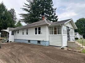 400 W High St in Bangor, MI - Building Photo