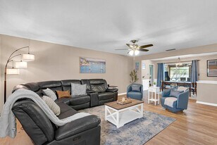 897 Imperial Dr in Largo, FL - Building Photo