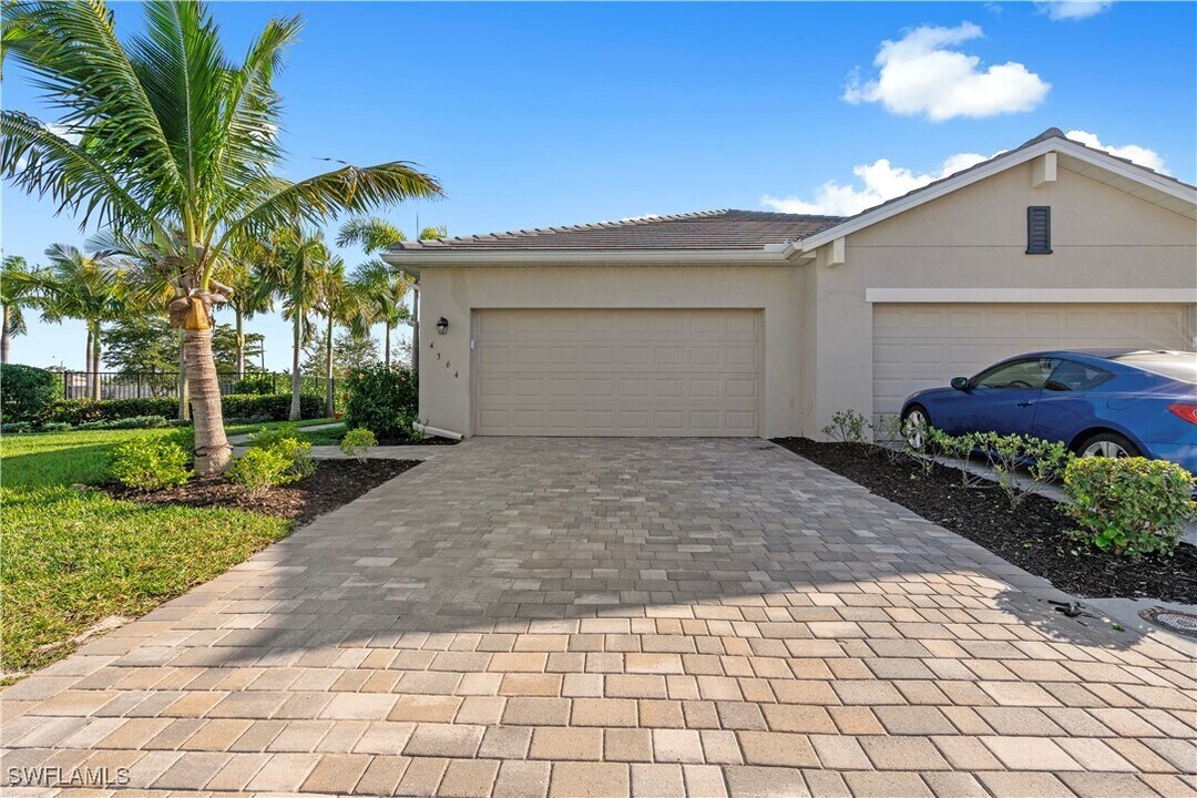 4364 Lemongrass Dr in Ft. Myers, FL - Building Photo
