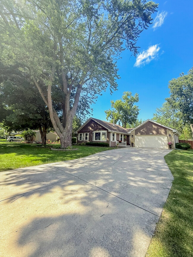 557 Hardin Ave in Aurora, IL - Building Photo - Building Photo