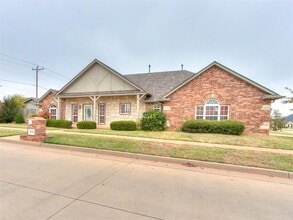1001 N Barn Hill Way in Mustang, OK - Building Photo - Building Photo