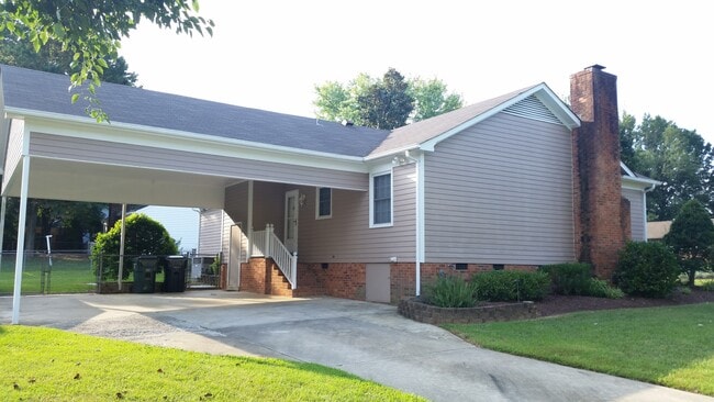 2407 Parrish St in Burlington, NC - Building Photo - Building Photo