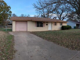 409 S Holly St in Burkburnett, TX - Building Photo