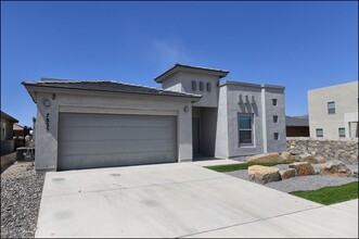 7825 Enchanted Range in El Paso, TX - Building Photo - Building Photo
