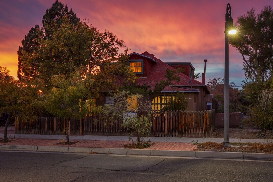 705 12th St NW in Albuquerque, NM - Building Photo