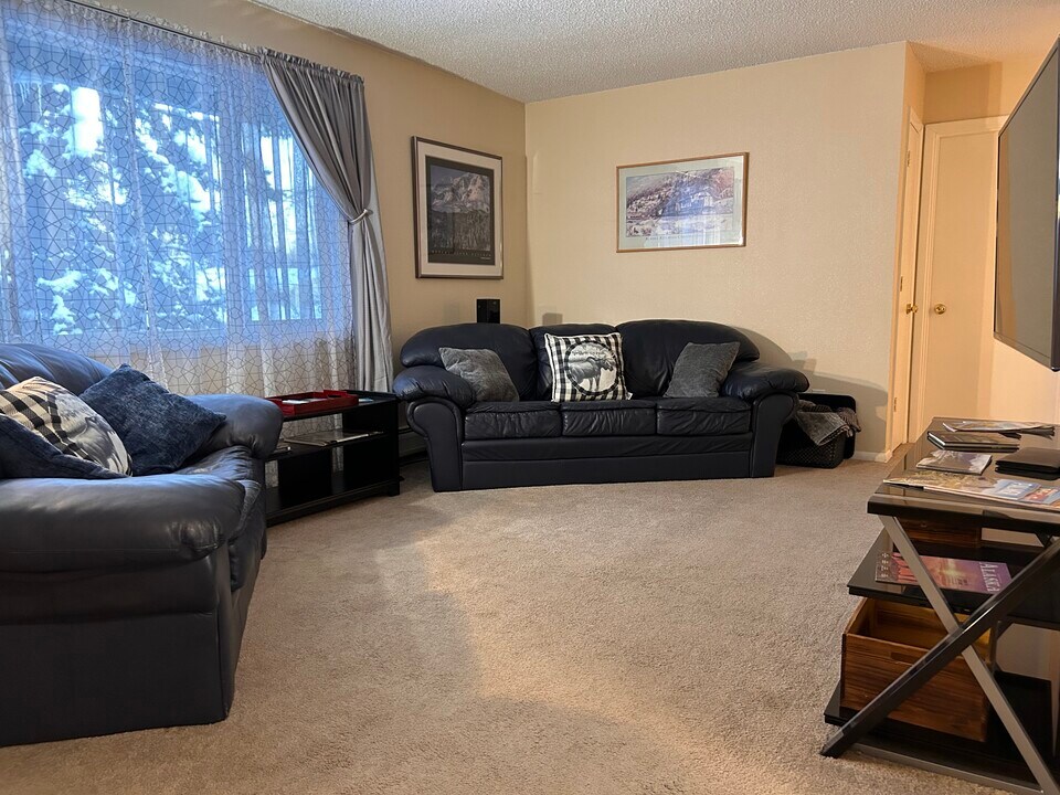 1720 Beaver Pl, Unit #1 in Anchorage, AK - Building Photo