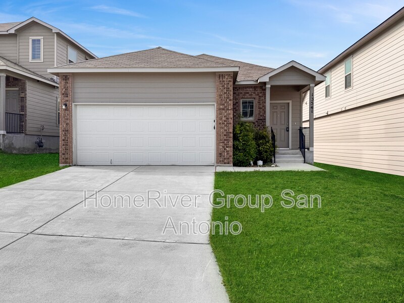 13541 Lily Ln in Saint Hedwig, TX - Foto de edificio