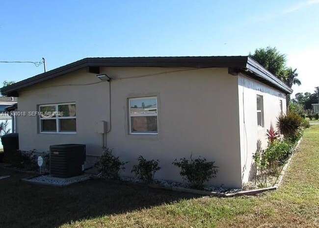 3011 St Charles St in Ft. Myers, FL - Building Photo - Building Photo