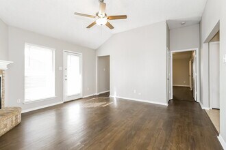 4553 Wheatland Dr in Fort Worth, TX - Foto de edificio - Building Photo