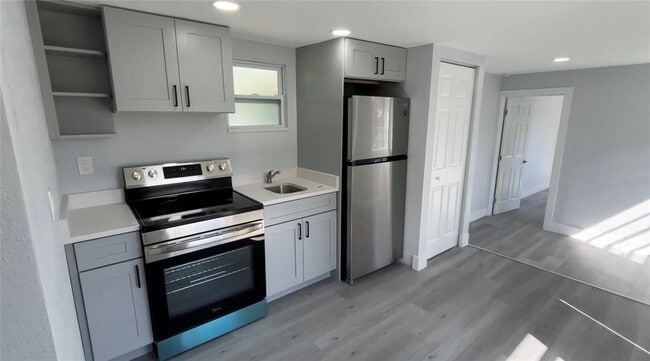 2105 N Allendale Ave in Sarasota, FL - Building Photo - Building Photo