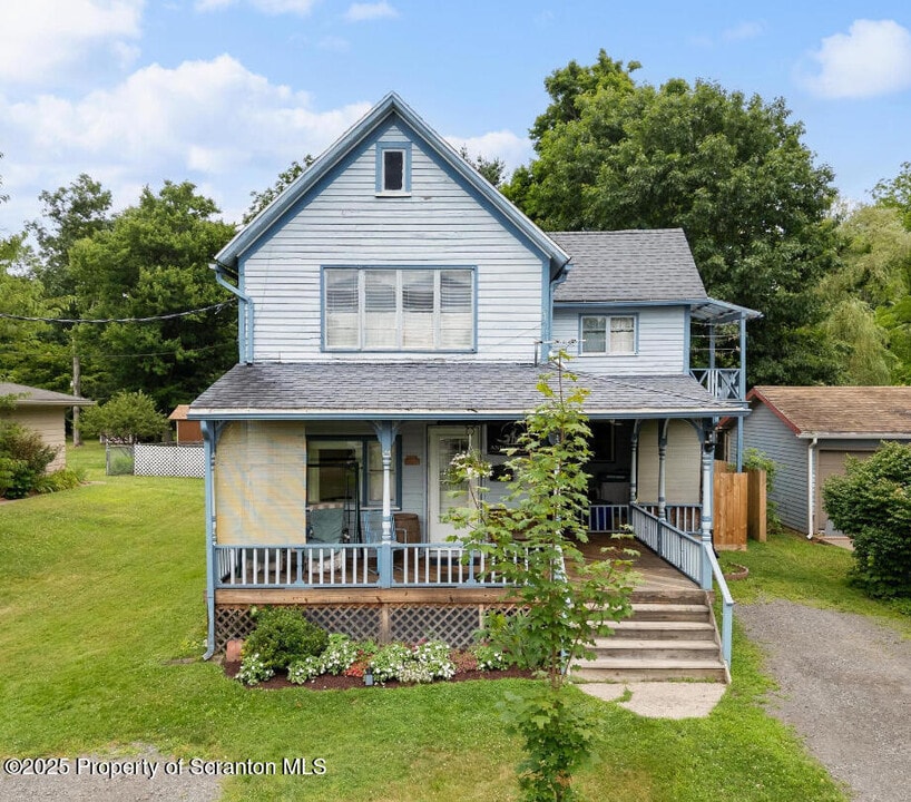 75 Woodlawn Ave in Dallas, PA - Building Photo