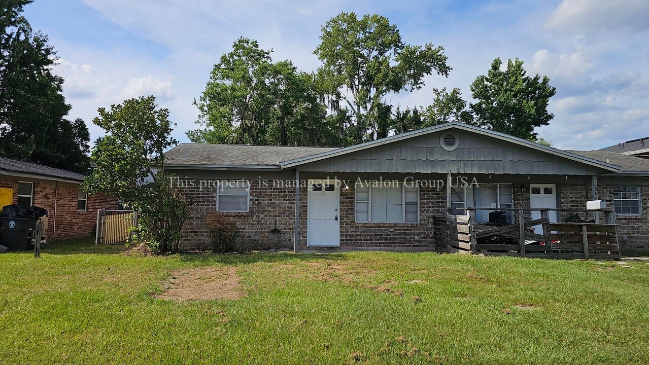 6063 Longchamp Dr in Jacksonville, FL - Foto de edificio
