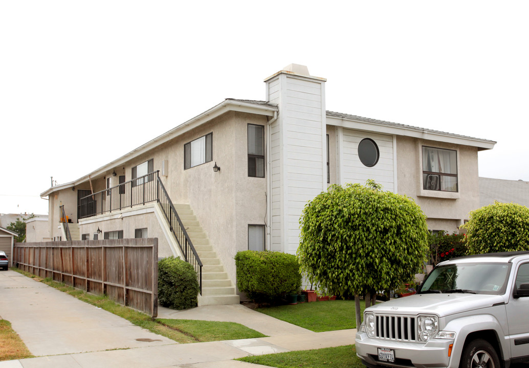 426 Newport Ave. in Long Beach, CA - Foto de edificio