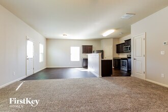 215 Holly Way in Pendergrass, GA - Foto de edificio - Building Photo