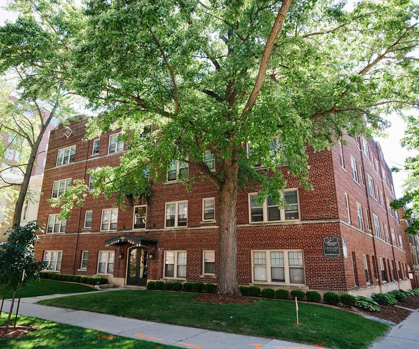 Marneau Apartments in Milwaukee, WI - Building Photo