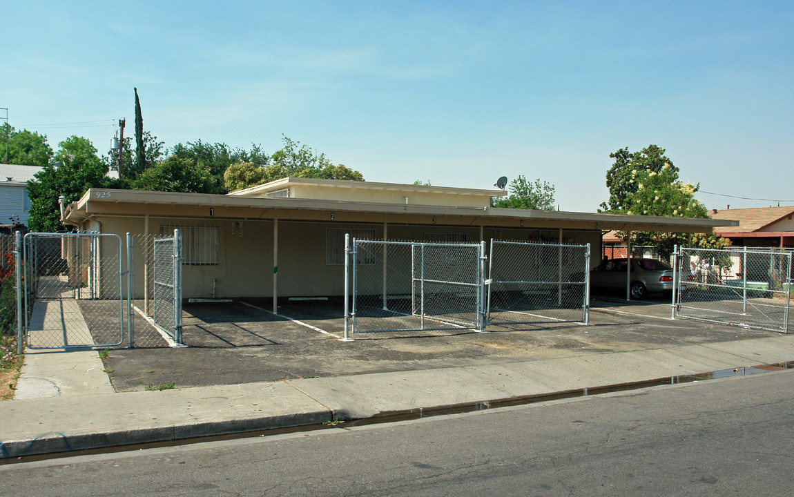 University Avenue Apartments in Fresno, CA - Building Photo