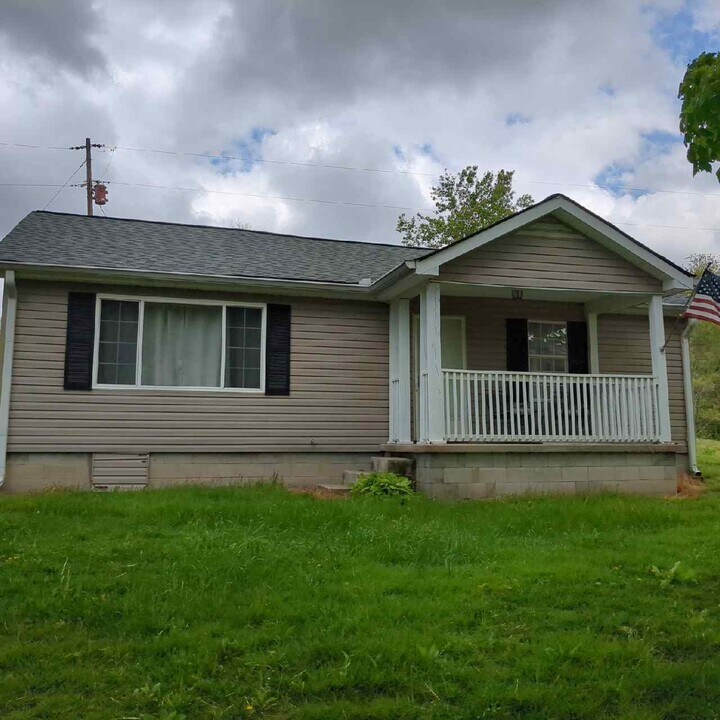 1510 Dutch Creek Rd in Westmoreland, TN - Building Photo