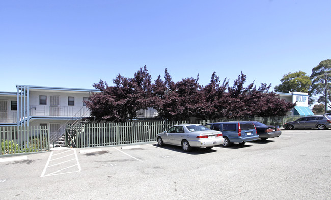 The Hilltop Apartments in Hayward, CA - Building Photo - Building Photo